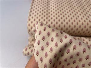 Patchwork stof - skønne motiver på flødefarvet bund